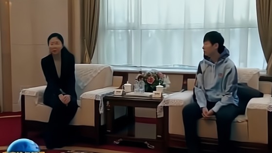 孙颖莎|村里的骄傲!王曼昱被市级领导接见,奖励100万父母不用摆摊了