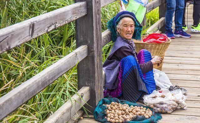 泸沽湖，中国最合适发愣的地区，一定要去坐一次猪槽船