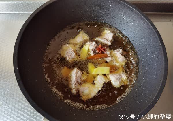 为啥排骨焯水后又腥又柴?听了厨师的一席话,才知道用错了水