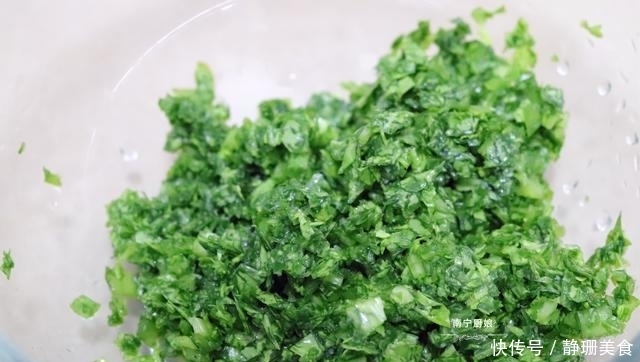 芥菜别用来打汤了,做成这样的小吃,有滋有味,上桌就被家人抢光