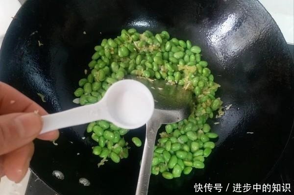 它的含铁量是菠菜的20倍，常吃眼睛变的更明亮，补血气色更好！