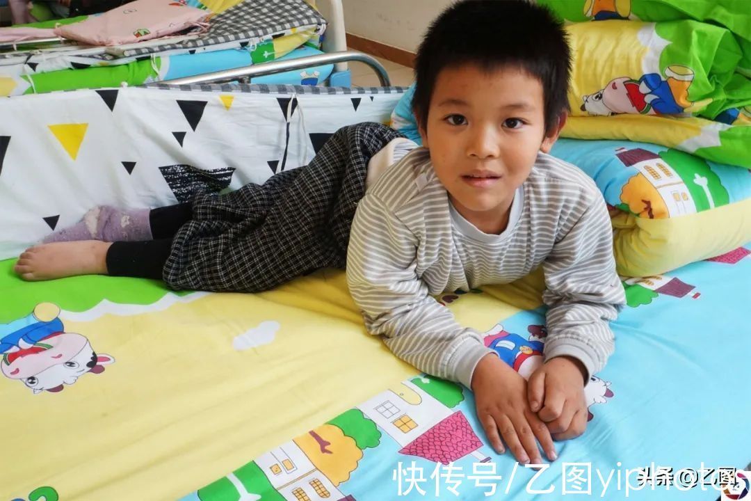 奶奶|家里盖房子,奶奶刚一转身2岁孙子从台阶上滚落,孩子一辈子毁了