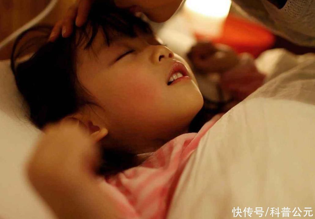 教授|孩子和谁睡觉就跟谁亲?李玫瑾教授:3岁前,孩子要和妈妈一起睡
