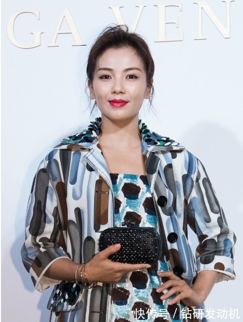 日常穿搭 建议中年女人日常穿搭多从以下3点去讨巧,比同龄人更显年轻