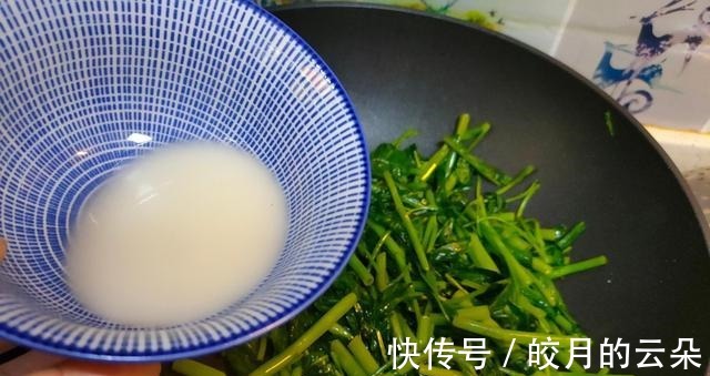 水淀粉|炒空心菜时，不要直接下锅炒，记住这个小技巧，空心菜翠绿可口！
