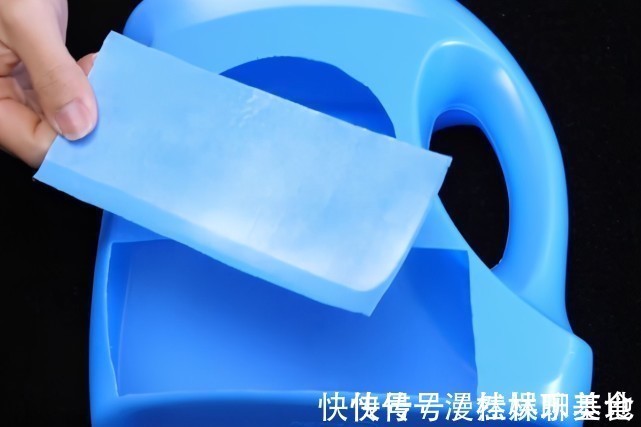 美工刀|洗衣液瓶子别扔了，简单改造一下，放在床上，全家人都要抢着用