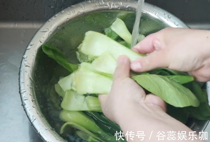 搅拌均匀|蔬菜包子翠绿不变色?掌握这个小窍门,松软鲜香,青翠不发黄