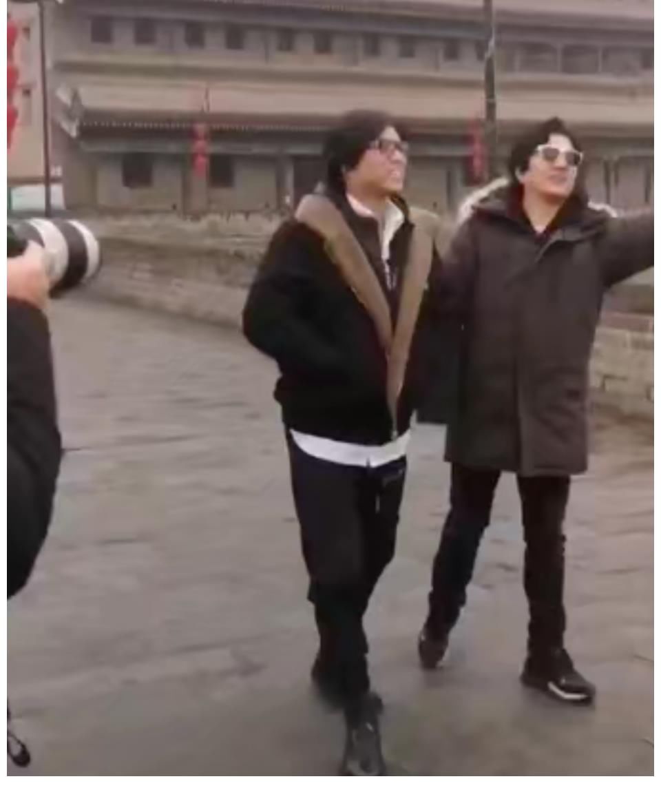 高晓松|高晓松与郑钧同游,穿紧身裤变筷子精,脸却还是比郑钧大得多?