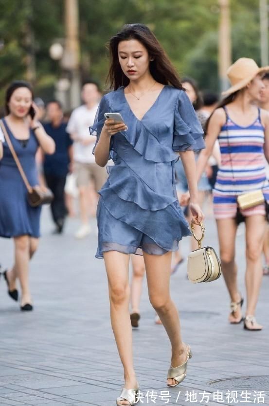 美女|美女是不是都想好了,这荷叶裙再胖20斤也能穿