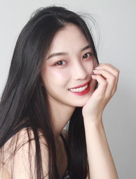 别再烫“卷发”了！2021年盛行直发，减龄好打理还显脸小