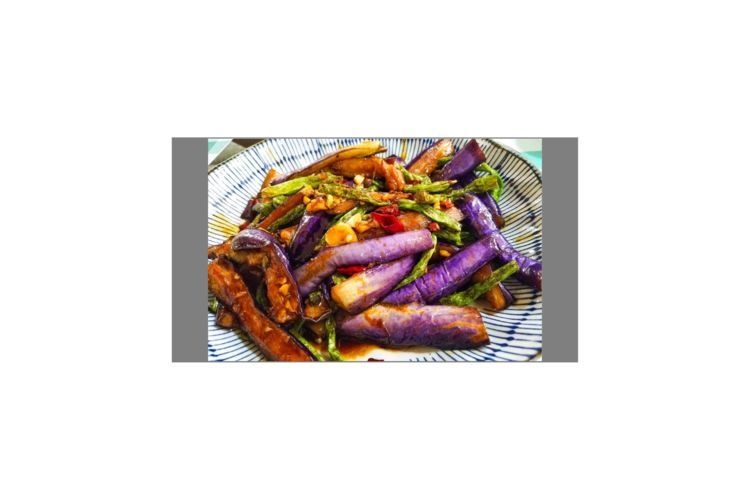 炒茄子切忌直接下油锅，厨师长教你一招，炒出来不发黑也不油腻