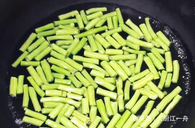 炒豆角|炒豆角时,先放油就错了!大厨教你这样做,豆角翠绿鲜香更入味
