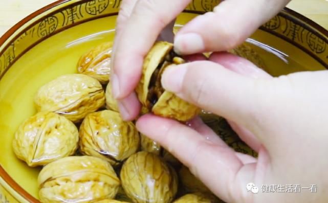 把核桃放锅里蒸一蒸，没想到这么厉害，涨知识了