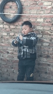 |搞笑GIF:女生千万不要穿裙子骑车 尤其是这种长裙子