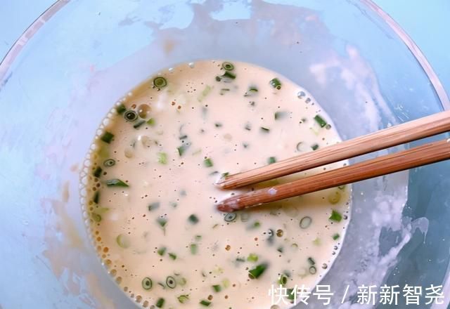 苏打粉|冷天我家常吃的早餐饼，全程手不沾面，饼柔软葱香味浓郁，孩子爱