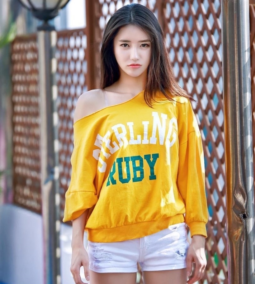 美女写真：小姐姐们凹凸有致的好身材，白皙的肌肤，十分甜美可爱