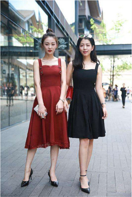 显得|街拍:丝绒质搭配宽松长裤,显得小姐姐干练又时尚