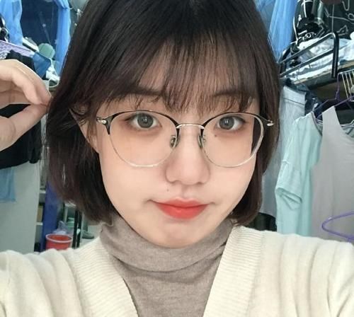 大圆脸“发型避雷”：齐刘海土气显脸大，大波浪让脖子更短