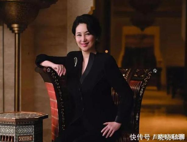 什么叫壕何超琼婚礼光陪嫁就有10亿,婚宴三天礼服都不带重样的