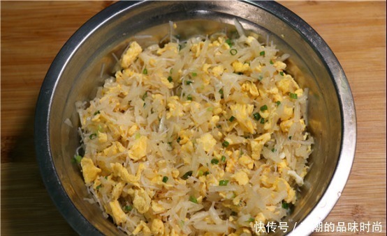 韭菜|萝卜菜盒子这样做太香了,皮薄馅大,凉了也不会硬,比韭菜盒子香