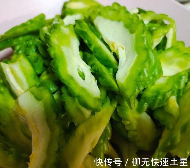 美食天下|鸭肉烧苦瓜，家常小炒，美味可口！