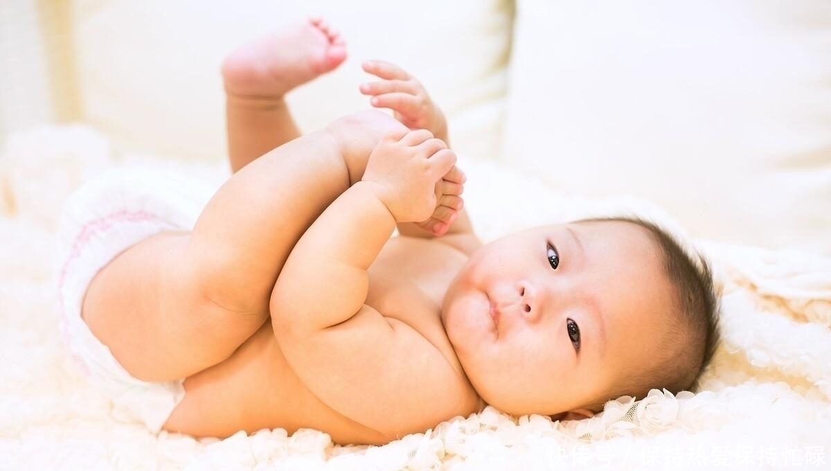 婴儿|“长颈鹿”宝宝火了,从小拥有天鹅颈,网友:赢在起跑线