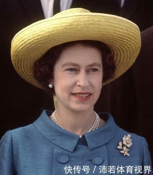 一条项链戴了76年,94岁英女王为你示范,珍珠项链这样戴才最优雅