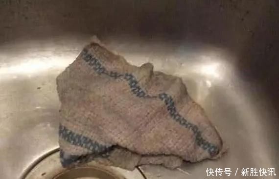 清洁|厨房的抹布“油腻腻”向婆婆讨教一招,扔水里泡,再脏也能干净