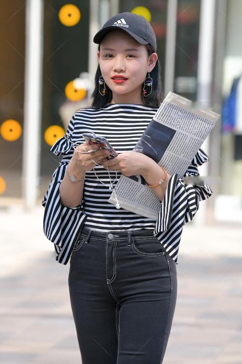  上衣|街拍美女：黑白条纹上衣搭配牛仔裤，简单低调，又精致时尚