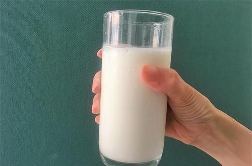 买牛奶时,不管什么牌子,只要包装上有“3个字”的,都是纯牛奶