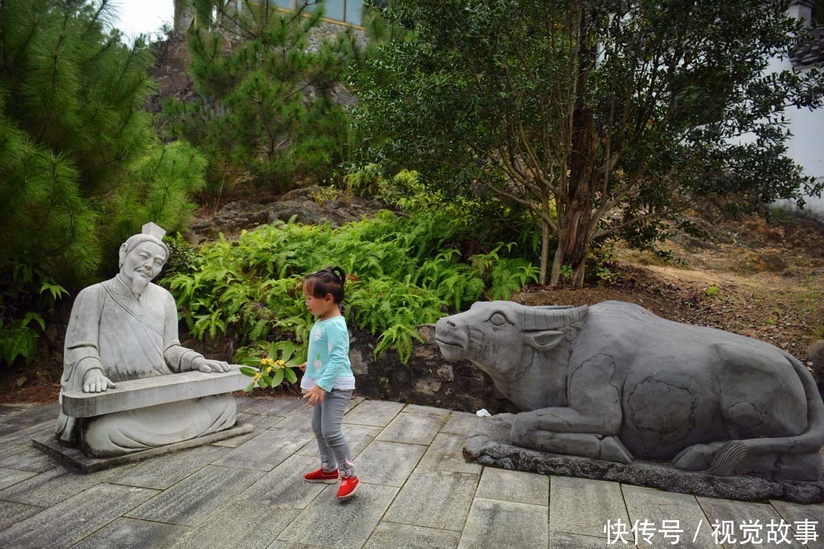 山上|山上安装众多雕塑,活灵活现栩栩如生,孩童将其当“玩具”