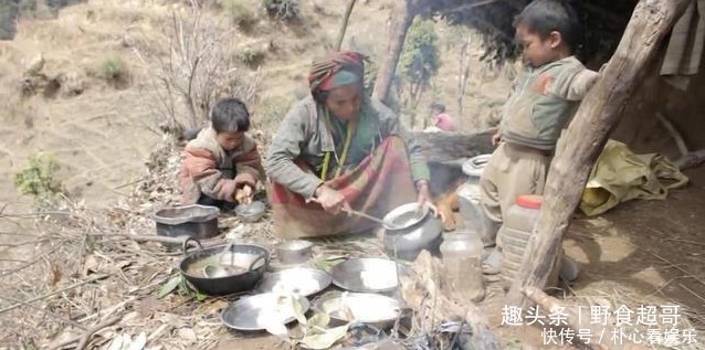 探访|尼泊尔山区穷人们的生活,中国小伙带着羊肉干探访,全家高兴吃肉