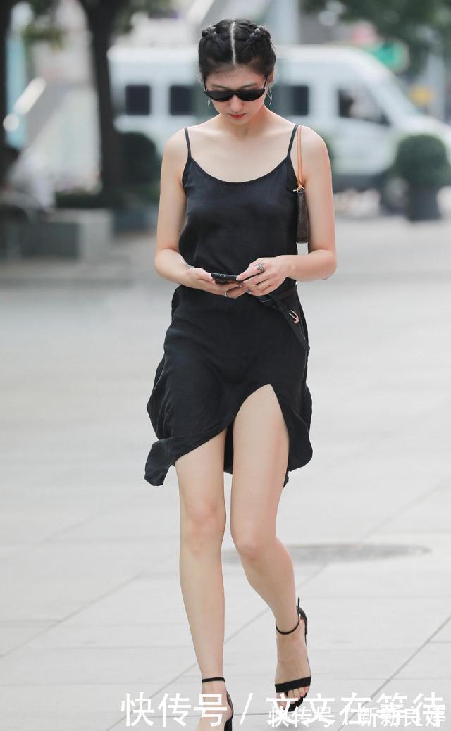 小姐姐 小姐姐穿黑色真丝吊带裙,搭配黑色一字带凉鞋,清凉透气显档次