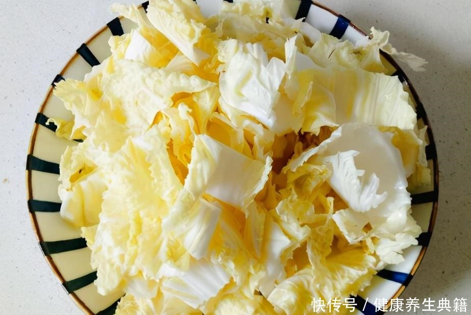 适合|白菜炖豆腐时,学会这1个做法,越炖越香越入味,秋天适合多吃