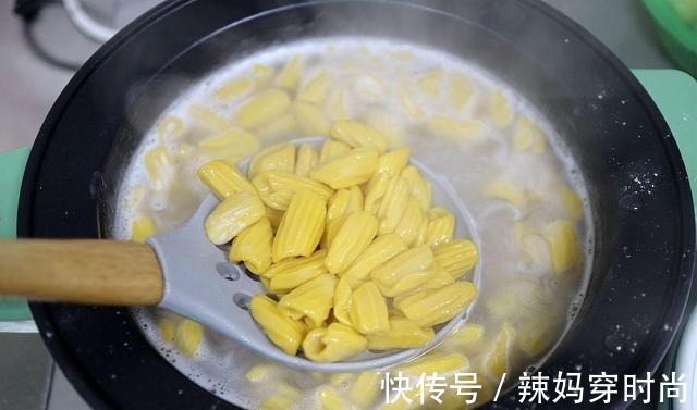 中午和老妈吃的猫耳朵，金灿灿又香又软特入味，没忍住吃了一大碗！