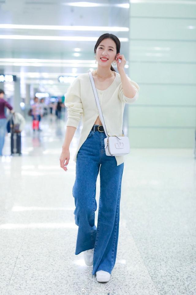 章若楠 秋天凉了别再露腿了,毛衣+长裤温暖又时髦,贼好看