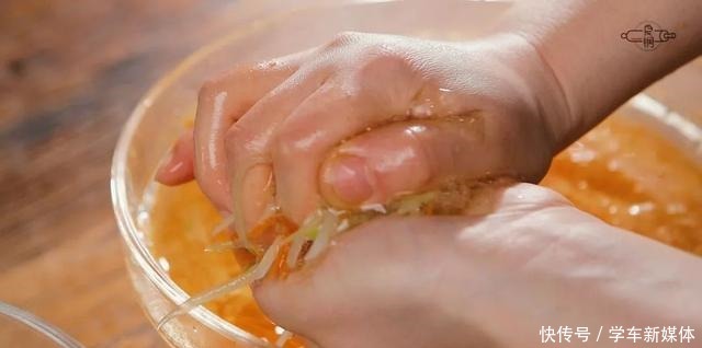 炸萝卜丸子,加面粉还是淀粉大厨都不对,加这2样,酥脆可口!