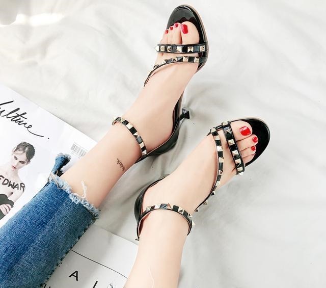 时尚 漂亮女人要懂得拒绝平庸,今年流行铆钉凉鞋,分分钟“扎”你心