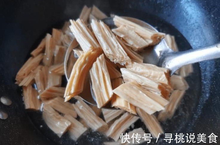 炒腐竹,记住“2个窍门”,出锅后腐竹香气浓郁,柔软筋道下饭香