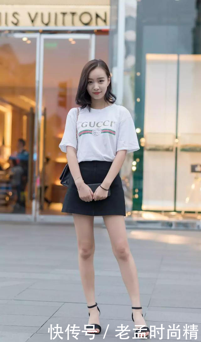 街拍:美女脚上一双尖头的高跟鞋,凸显出迷人魅力,带着都市女性的风范