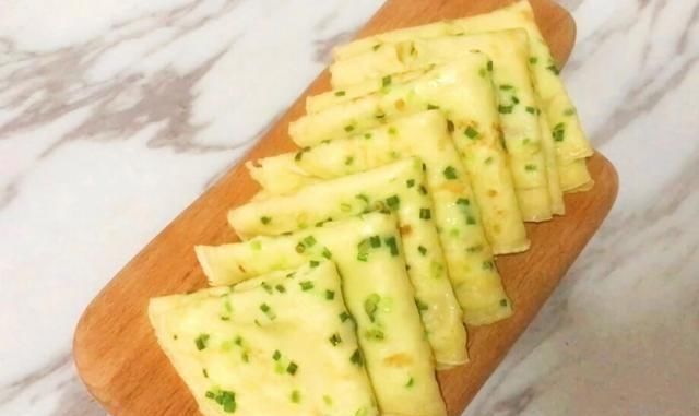 早餐饼快速做法,2个鸡蛋,1碗面,10分钟做出全家人的早餐