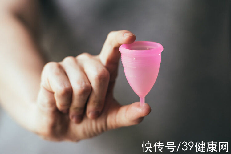 经期|月经杯：超火的月经神器，游泳蹦迪都不会漏！如何把它放进身体？