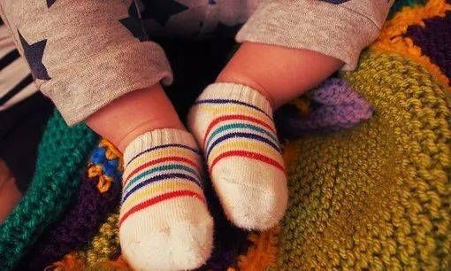 爬行垫|宝宝总是喜欢扯袜子,那是你不知道娃的小心思,家长可别急着阻止