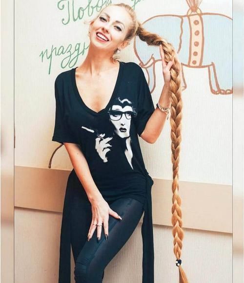 这个女孩从5岁以后就不再剪头发了，这是29年后的结果，真漂亮