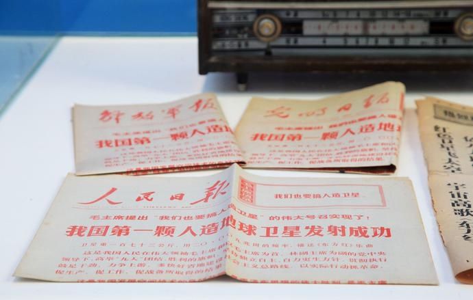 中国发射的第一颗人造地球卫星亮相江苏南京航天科普展