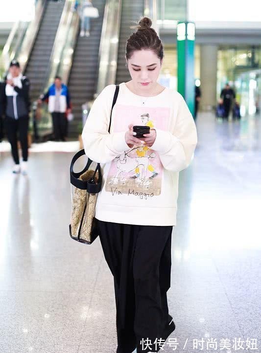 阔腿裤 真替阿娇捏把汗!宽松毛衣配阔腿裤走机场,穿成1米5小个子