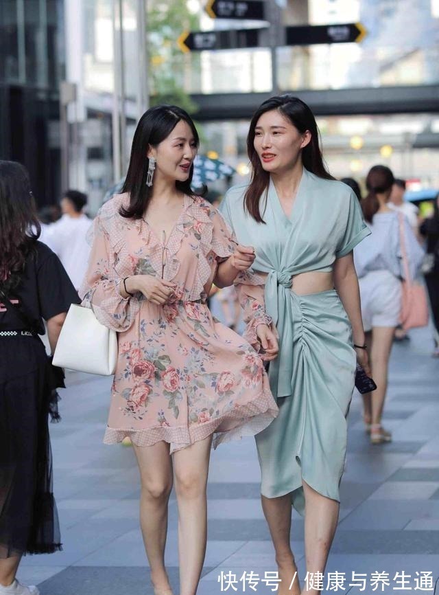 连衣裙 时尚俏皮的连衣裙穿搭呈现时髦气息,展现英姿飒爽,气质不凡!