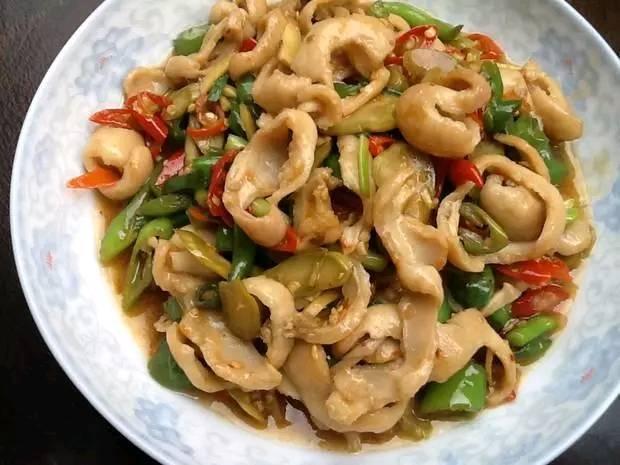 几道满满都是家常的味道，闻着就很香诱人，味道很鲜美非常下饭