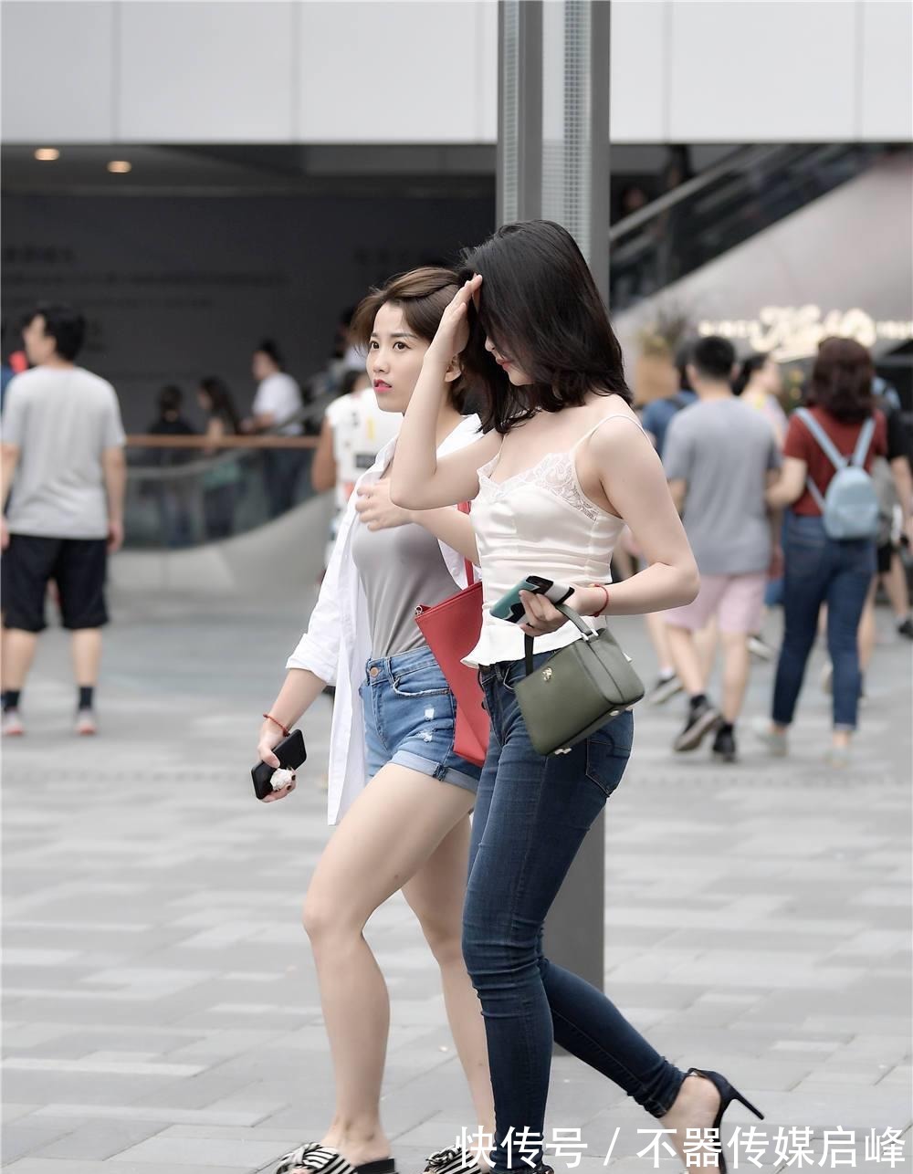 凉鞋 紧身牛仔裤,搭配细跟凉鞋,简约的秋季搭配