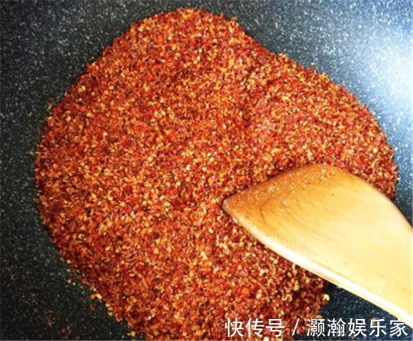 淋热油|做辣椒油时，直接淋热油就错了！大厨教你正确做法，辣椒油香又亮